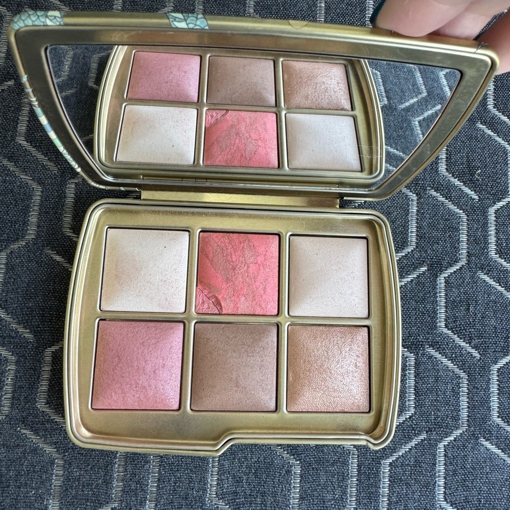 Ambient lighting pallette by Hourglass